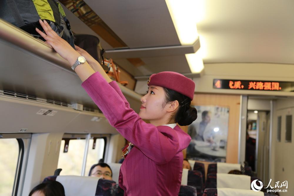 2016年2月2日，重慶，“動妹”李宗芳在車廂裏檢查整理旅客們的行李是否放置得安全可靠。
