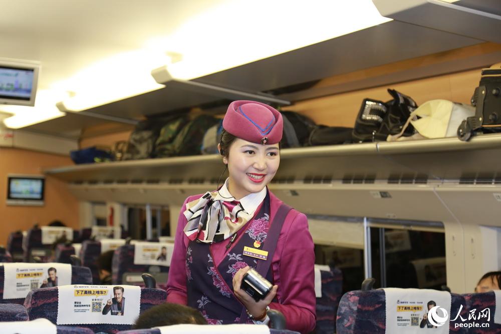2016年2月2日，重慶，“動妹”羅鋮在服務旅客時的美麗笑容。