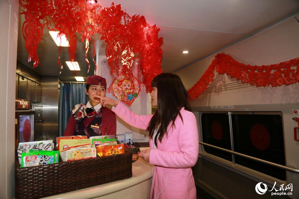 2016年2月2日，重慶，旅客在餐把車上選購食品。