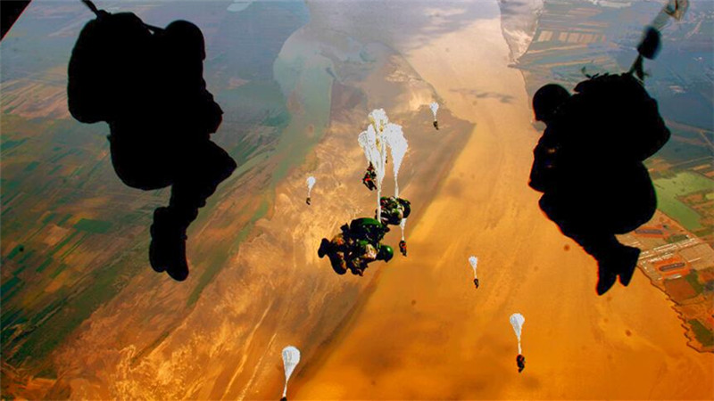 军人血性镜头:凌空搏击 跳伞飞越黄河