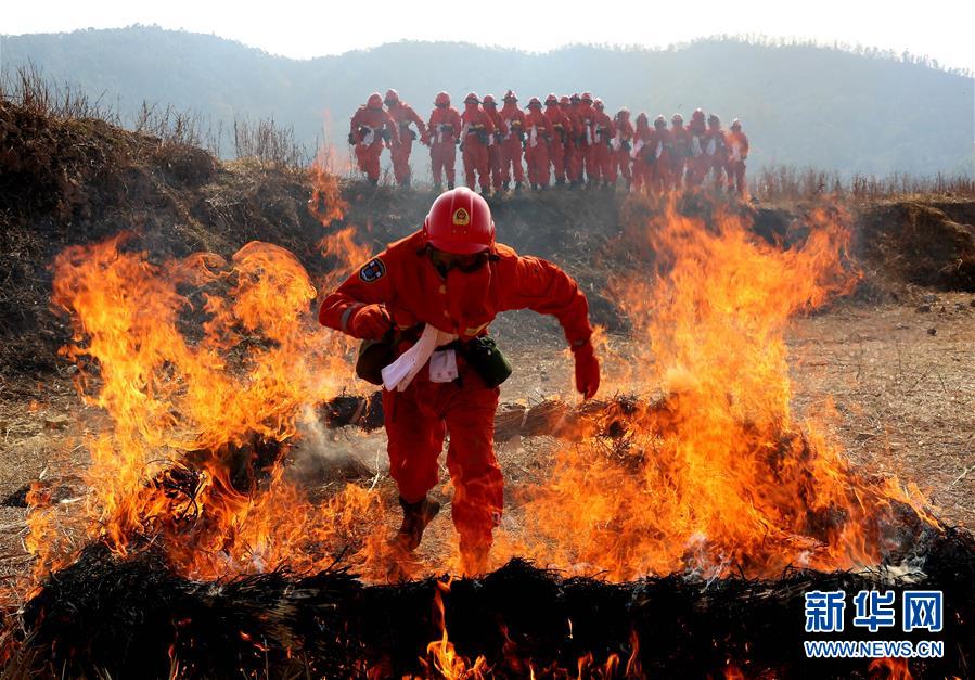 #（社会）（4）四川凉山举行森林灭火演练