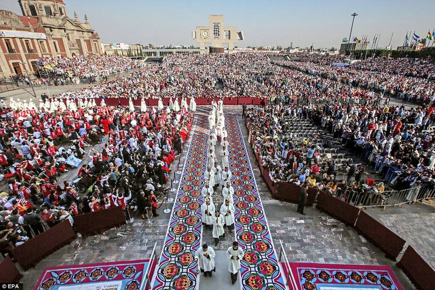 罗马天主教教皇方抵墨西哥 40万人夹道欢迎