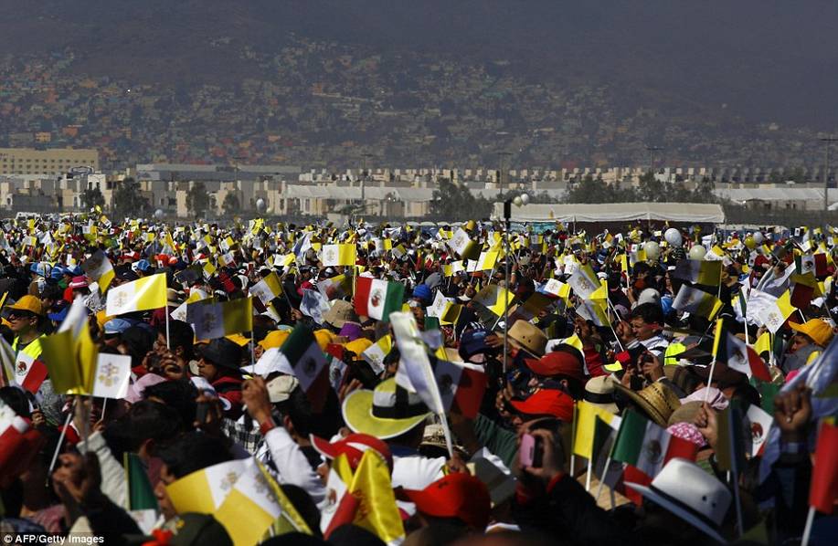 羅馬天主教教皇方抵墨西哥 40萬人夾道歡迎
