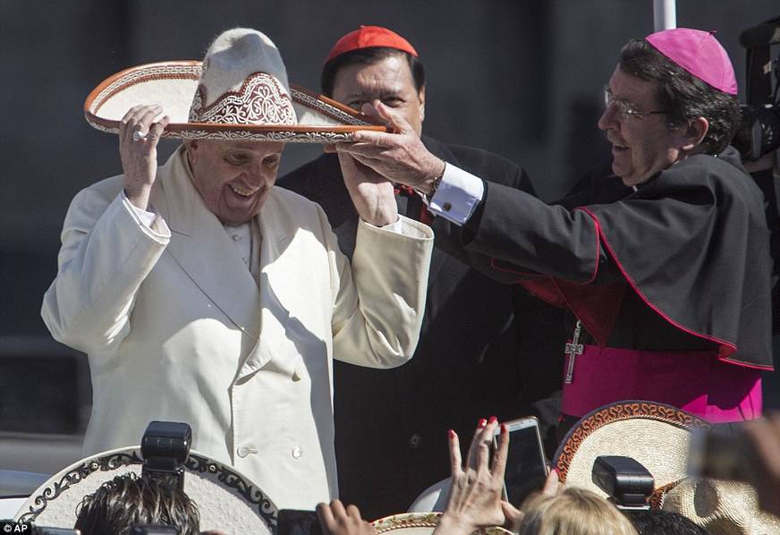 羅馬天主教教皇方抵墨西哥 40萬人夾道歡迎