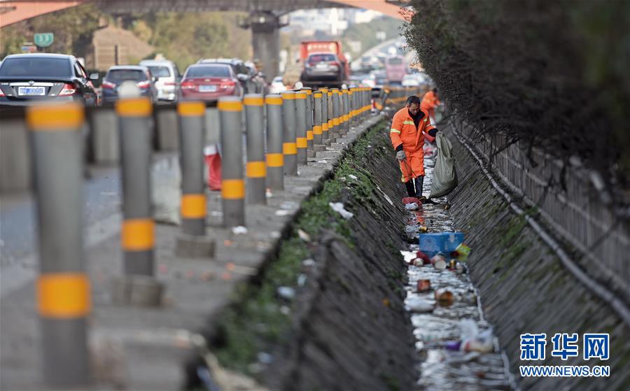 （城乡热点）（1）春运期间60公里高速路每天清垃圾逾20吨 拥堵路段几成“垃圾场”
