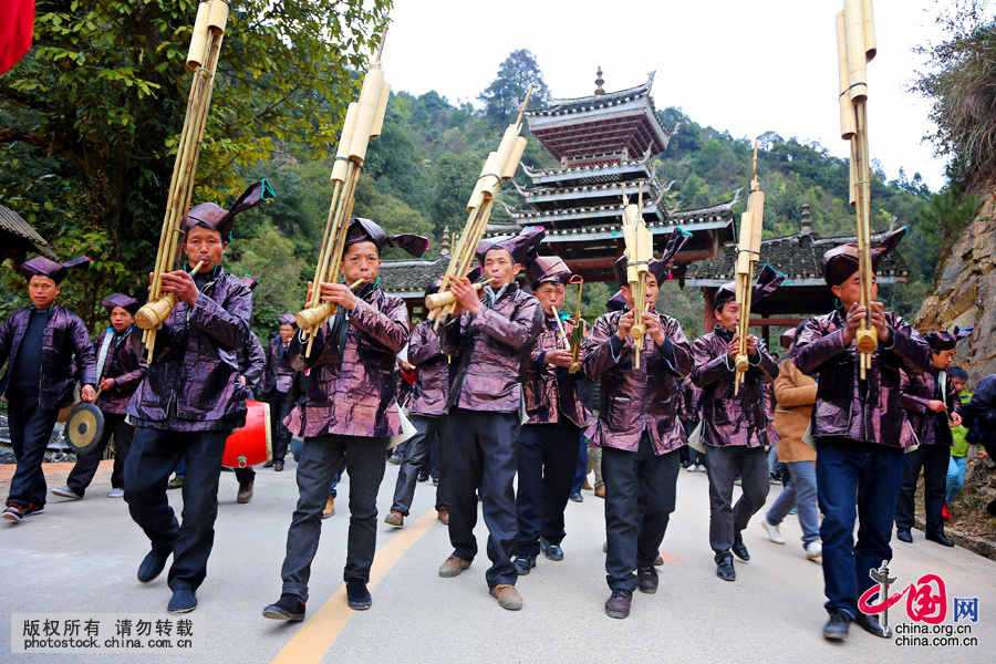 當(dāng)所有的轎子走完整個(gè)寨子集結(jié)到寨子廣場(chǎng)后，整個(gè)活動(dòng)達(dá)到了高潮。蘆笙奏起、鞭炮陣陣，轎子隊(duì)伍和撐著花傘的姑娘圍著中央廣場(chǎng)旗桿旋轉(zhuǎn)，整個(gè)寨子為之沸騰起來。中國網(wǎng)圖片庫 張暉攝