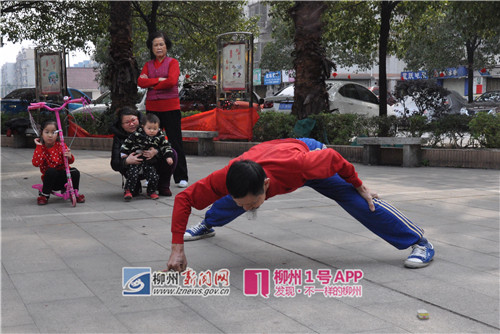 71岁老人会“神功”：可用单指做俯卧撑(组图)