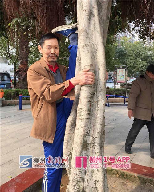 71岁老人会“神功”：可用单指做俯卧撑(组图)