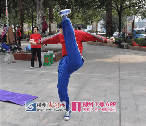 71岁老人会“神功”：可用单指做俯卧撑(组图)