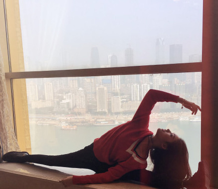 林允晒一字马照片 网友留言称舞姿优美美人鱼跳舞