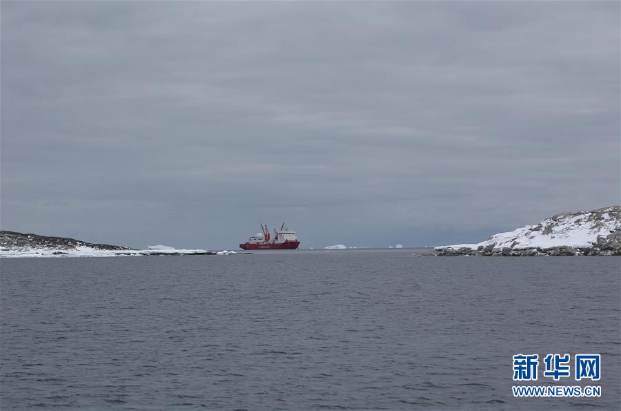 (第32次南极科考)(3)“雪龙”号抵达澳大利亚凯西站为其运送物资
