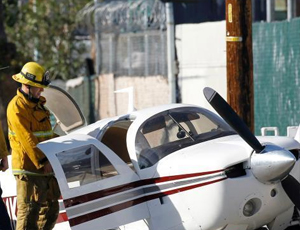 美国洛杉矶一架小型飞机坠毁 砸坏两辆小汽车