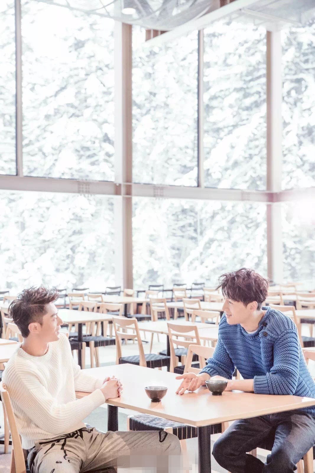 胡歌霍建华封面大片曝光 二人雪地里"撒野"(图)