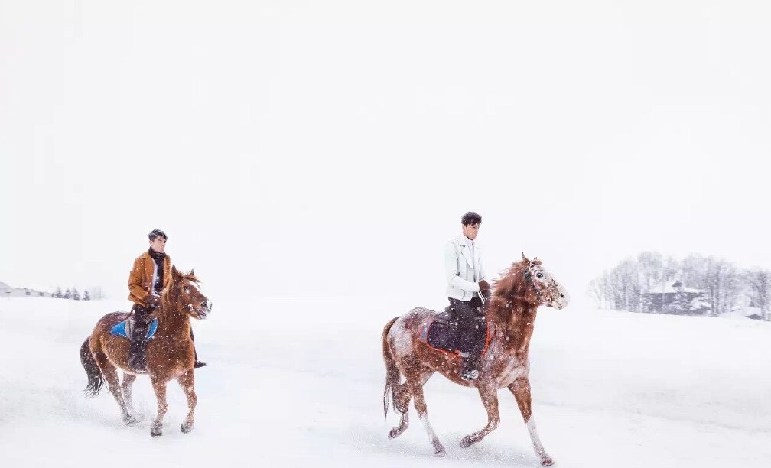 胡歌霍建华封面大片曝光 二人雪地里"撒野"(图)