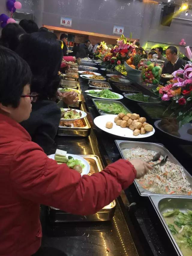 厦大食堂办自助餐 2天被学生“吃垮”