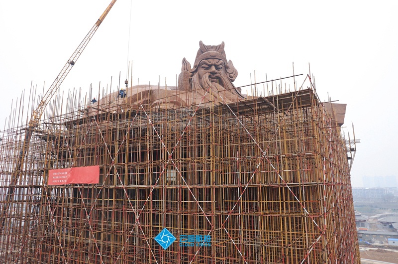 一座58米高、1200吨重的青铜雕像，外围层层脚手架正在被拆除，渐渐露出关公伟岸雄奇的真容。（云图航拍部 陈勇 赵融 任天祎 摄）