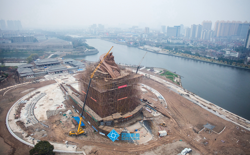 一座58米高、1200吨重的青铜雕像，外围层层脚手架正在被拆除，渐渐露出关公伟岸雄奇的真容。（云图航拍部 陈勇 赵融 任天祎 摄）