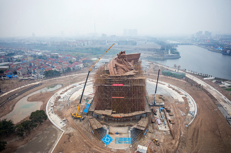 一座58米高、1200吨重的青铜雕像，外围层层脚手架正在被拆除，渐渐露出关公伟岸雄奇的真容。（云图航拍部 陈勇 赵融 任天祎 摄）