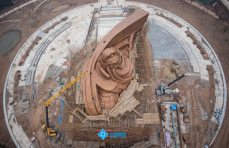 一座58米高、1200吨重的青铜雕像，外围层层脚手架正在被拆除，渐渐露出关公伟岸雄奇的真容。（云图航拍部 陈勇 赵融 任天祎 摄）
