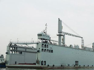 首艘国产“海上兵工厂”自航式浮船坞亮相