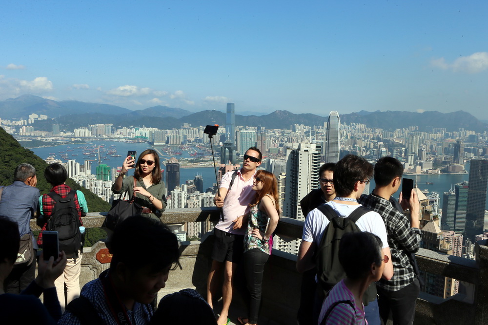 1月6日，游客在香港太平山顶饱览维港风光。新华社记者李鹏摄