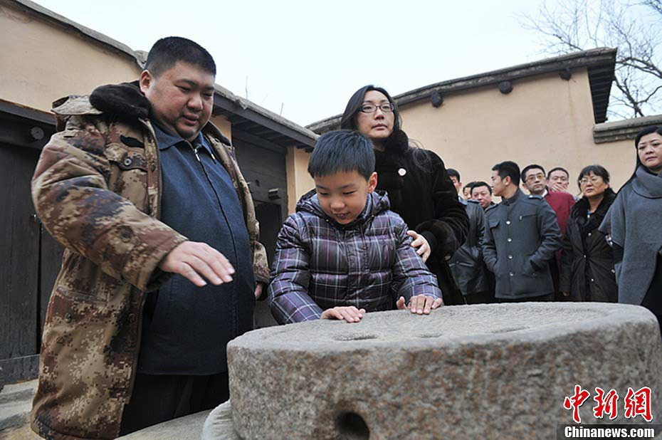 2013年2月2日下午,毛泽东嫡孙毛新宇携妻儿一同来到"红色圣地"西柏坡