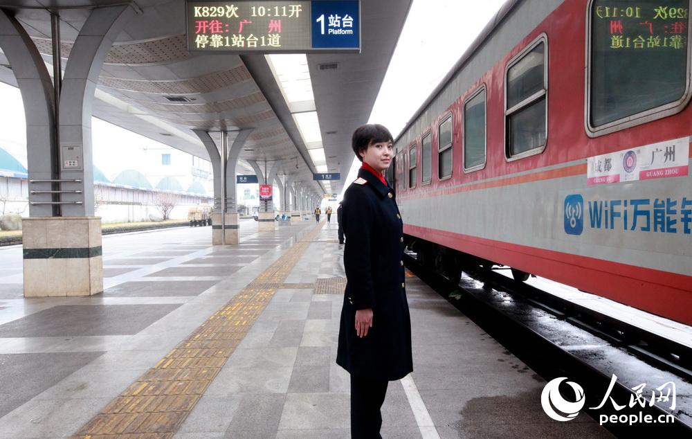 2月25日10时许，成都铁路局成都站客运车间职工陈雯雯正在迎送即将始发的列车。（胡志强 摄）
