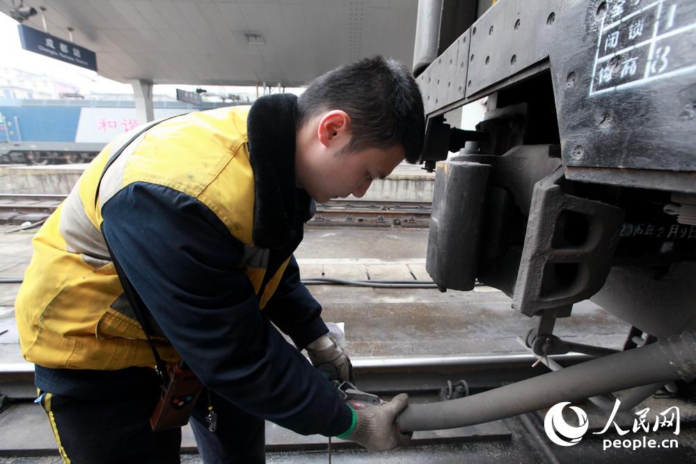2月25日11时许，成都铁路局成都站运转车间调车长唐志吉正在做推送空车体入库前的准备工作。（胡志强 摄）
