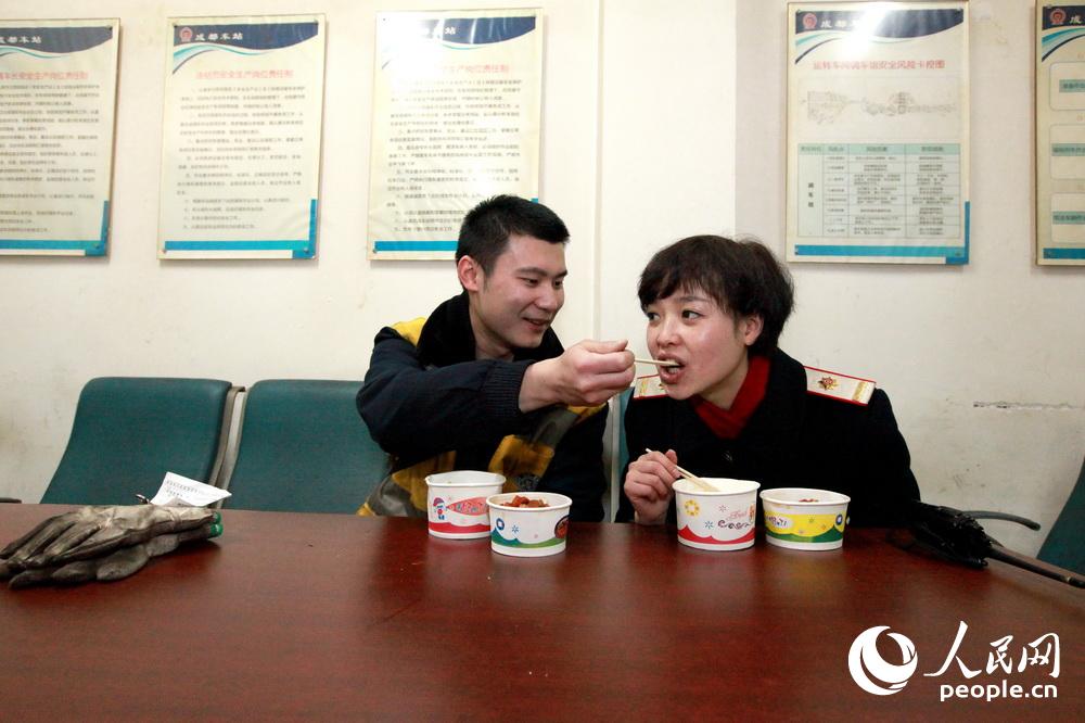 2月25日12時許，陳雯雯與老公唐志吉一起吃午飯。（胡志強 攝）