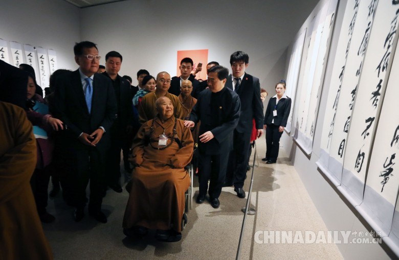 2016年3月1日,台湾佛光山开山宗长星云大师在参观书法展览.