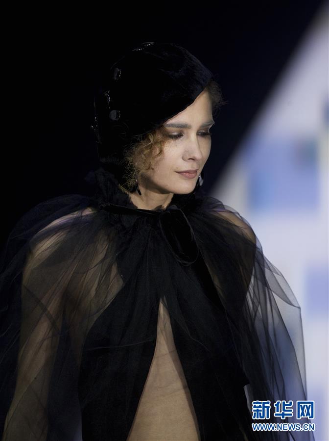 （国际）（2）乔治·阿玛尼：黑色天鹅绒华丽亮相