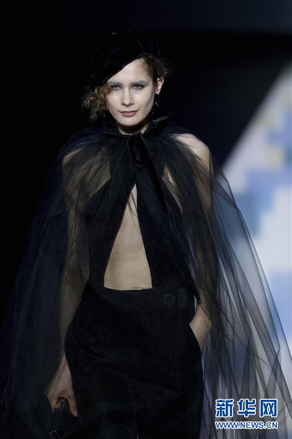（晚报）（1）乔治·阿玛尼：黑色天鹅绒华丽亮相