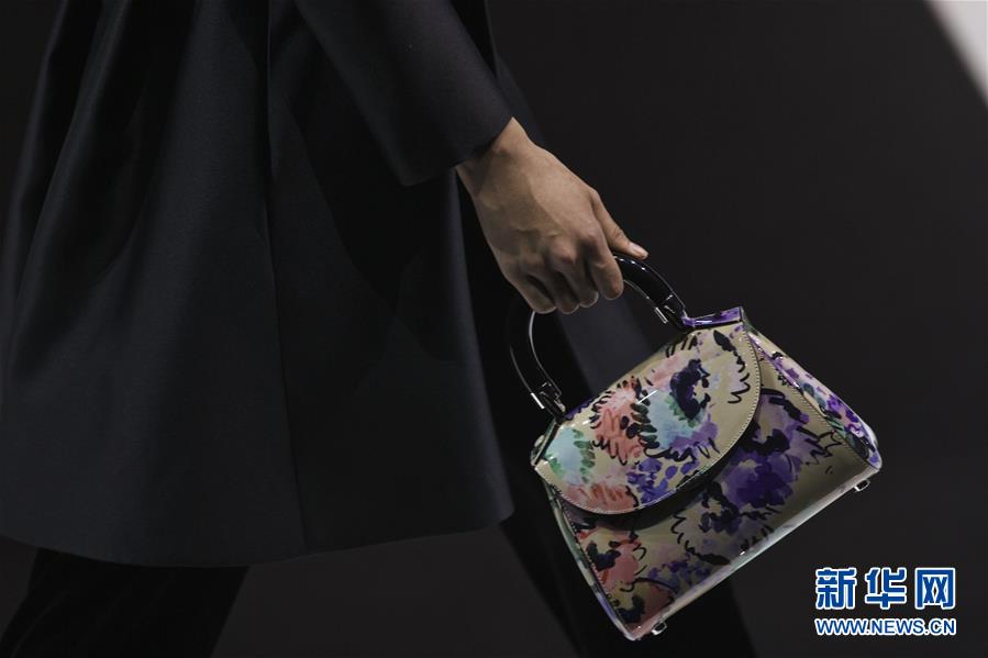 （晚报）（2）乔治·阿玛尼：黑色天鹅绒华丽亮相