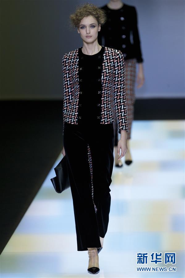 （晚报）（3）乔治·阿玛尼：黑色天鹅绒华丽亮相