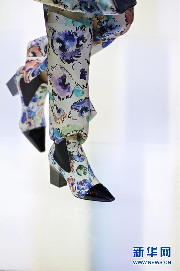 （新华网）（2）乔治·阿玛尼：黑色天鹅绒华丽亮相