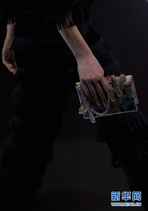 （新华网）（3）乔治·阿玛尼：黑色天鹅绒华丽亮相