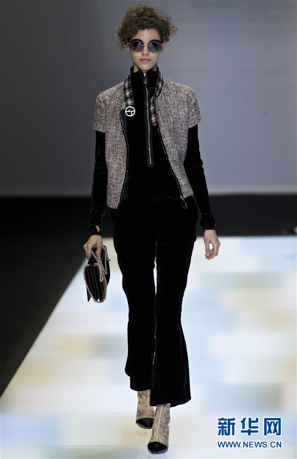 （新华网）（6）乔治·阿玛尼：黑色天鹅绒华丽亮相