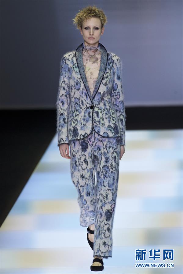 （新华网）（5）乔治·阿玛尼：黑色天鹅绒华丽亮相