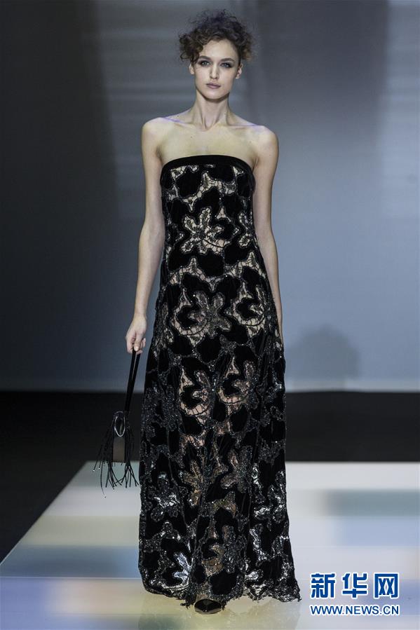 （新华网）（1）乔治·阿玛尼：黑色天鹅绒华丽亮相