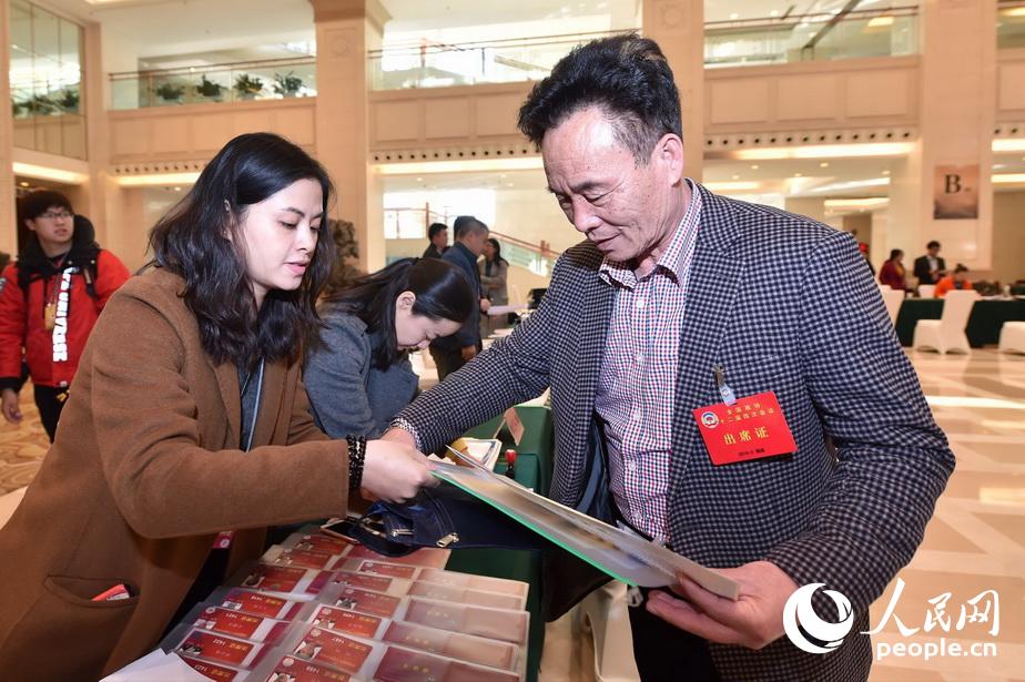 2016全国两会：政协委员陆续报到