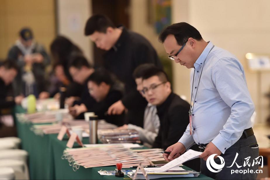 2016全国两会：政协委员陆续报到
