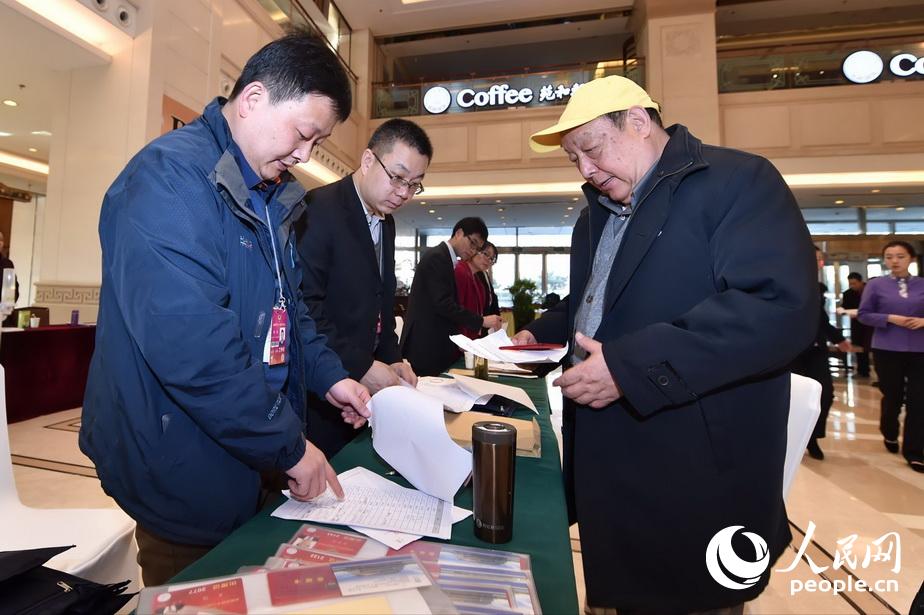 2016全国两会：政协委员陆续报到