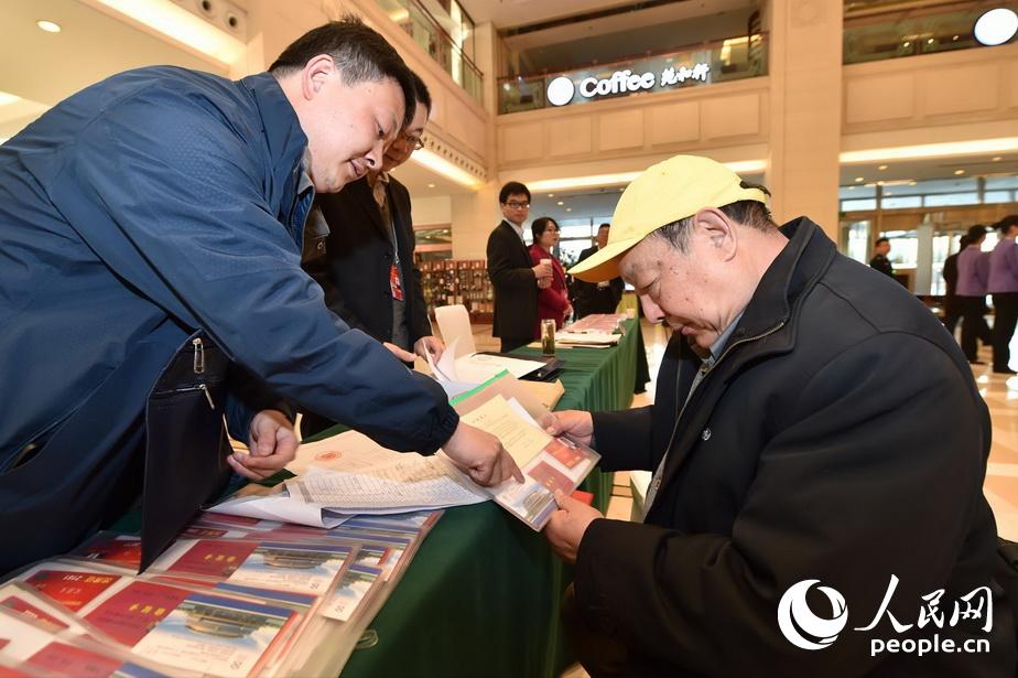 2016全国两会：政协委员陆续报到