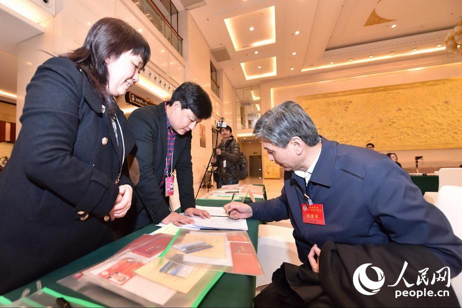 2016全国两会：政协委员陆续报到