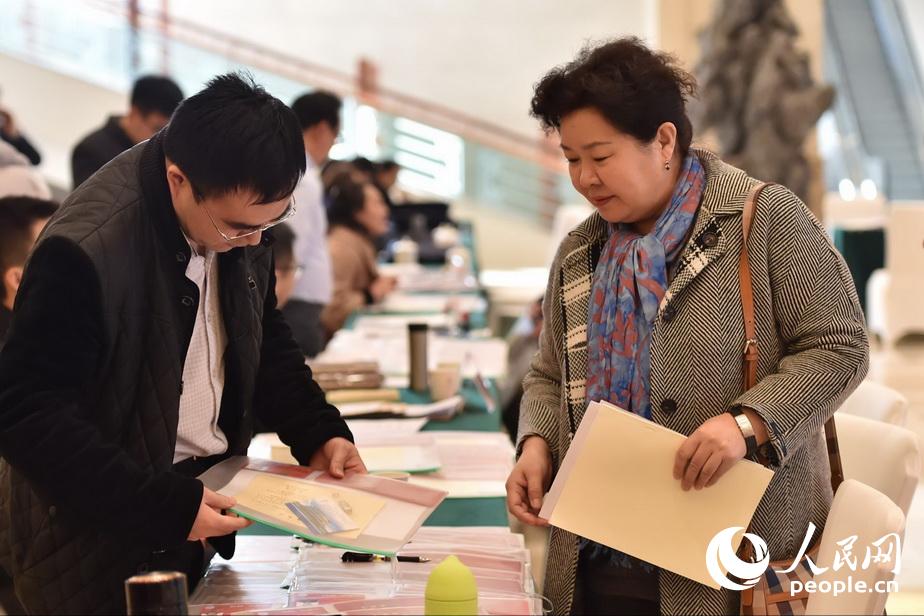 2016全国两会：政协委员陆续报到