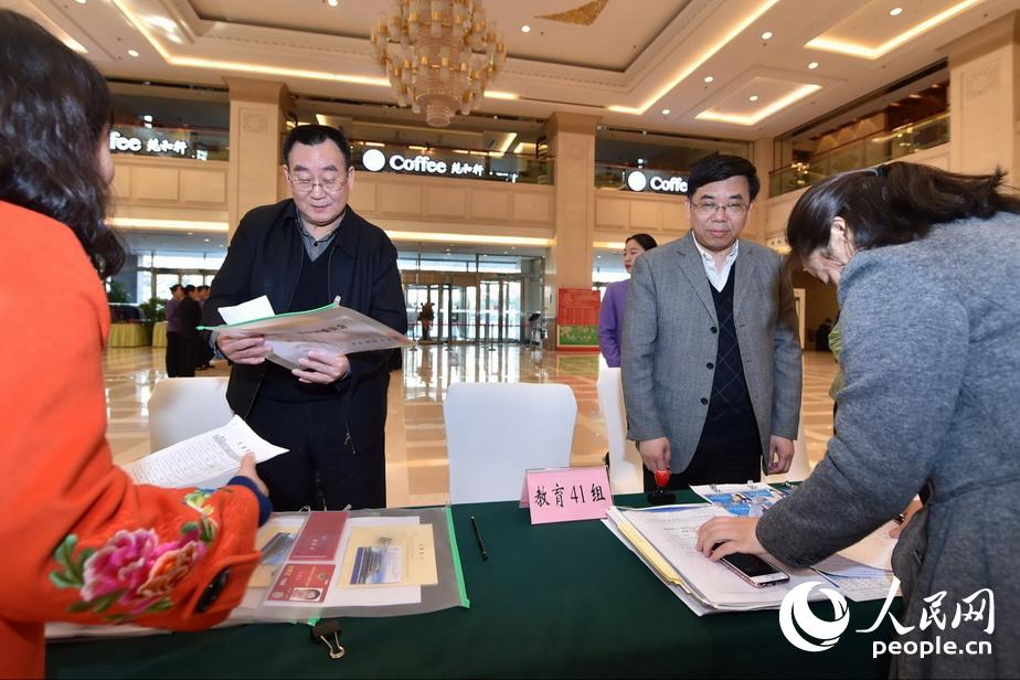 2016全国两会：政协委员陆续报到