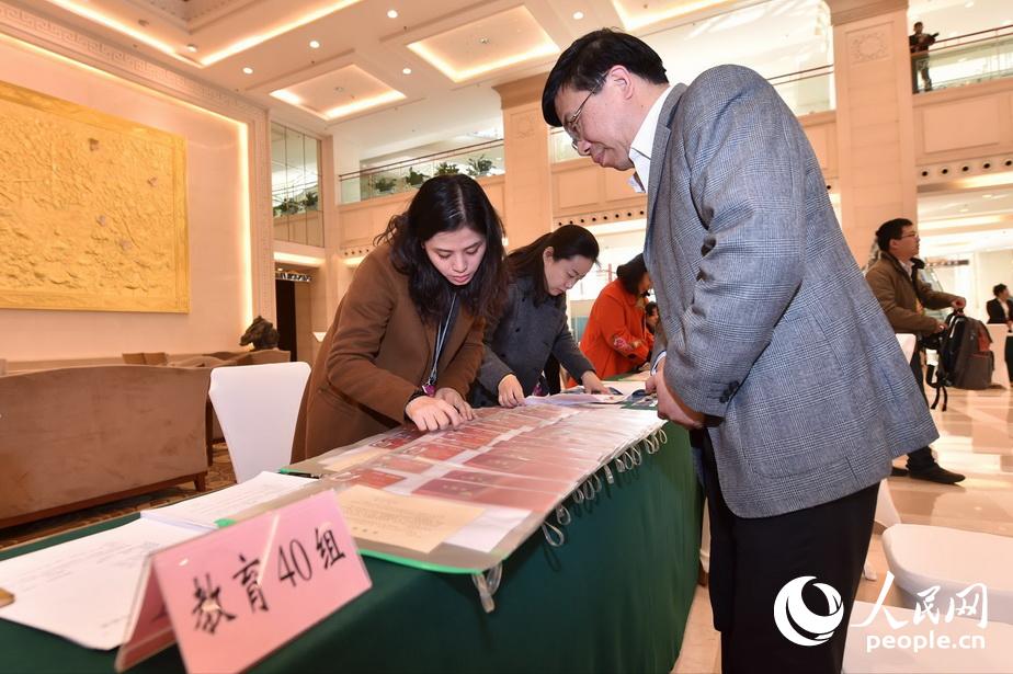 2016全国两会：政协委员陆续报到