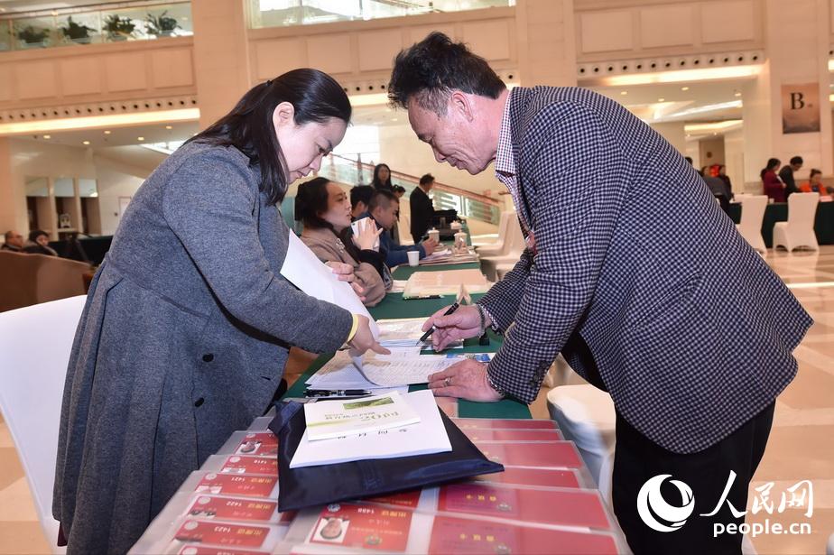 2016全国两会：政协委员陆续报到