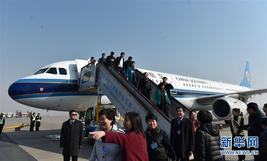 3月2日,出席十二届全国人大四次会议的吉林代表团乘飞机抵达北京.