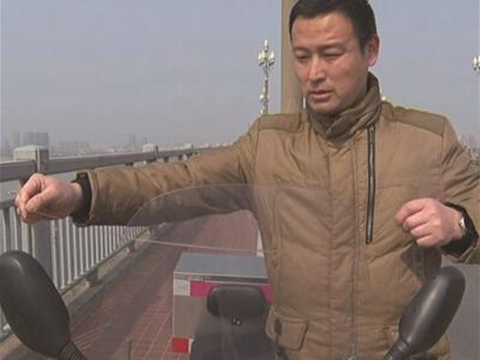 南京男子骑车险被风筝线割喉 挡风玻璃救命